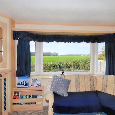 Orchard View Retreat - Dog Friendly, Enclosed Private Garden With Weather Dependant Hot Tub - Not On A Holiday Park Little Clacton Exterior photo